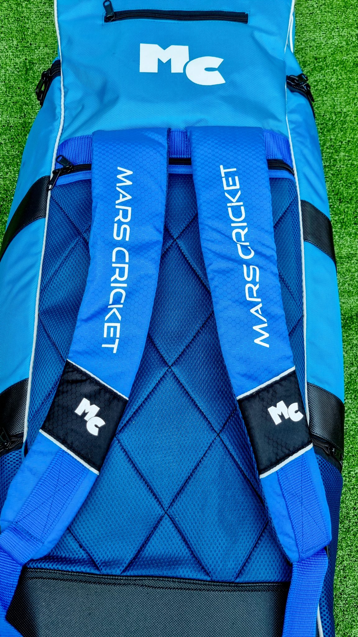 LE Duffle Wheelie Kit Bag Mars Cricket Cricket Equipment