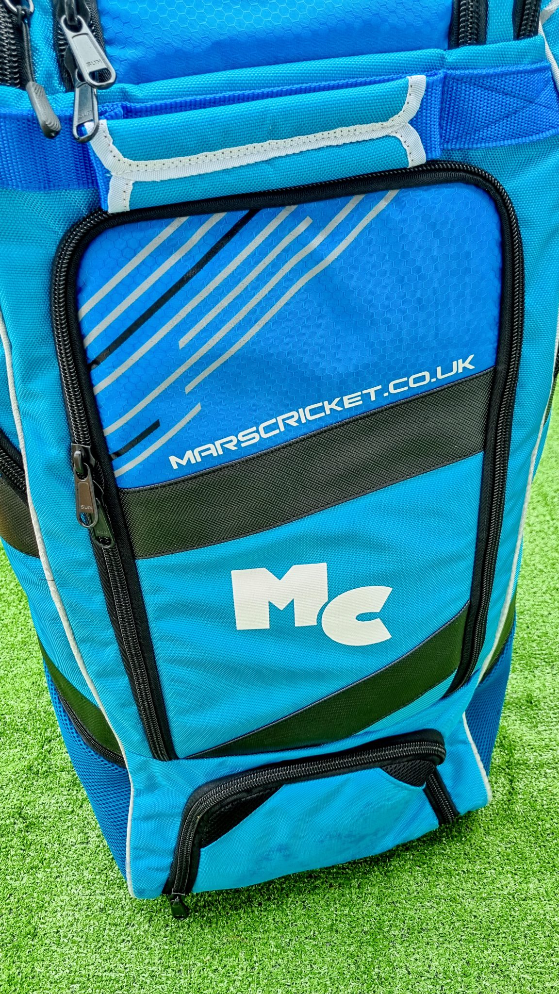 LE Duffle Wheelie Kit Bag Mars Cricket Cricket Equipment